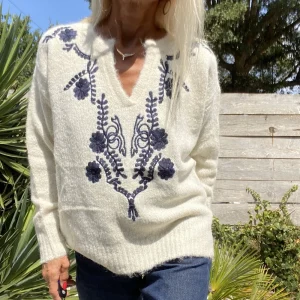 Pull Col V en Laine Blanche avec Broderie Bleue