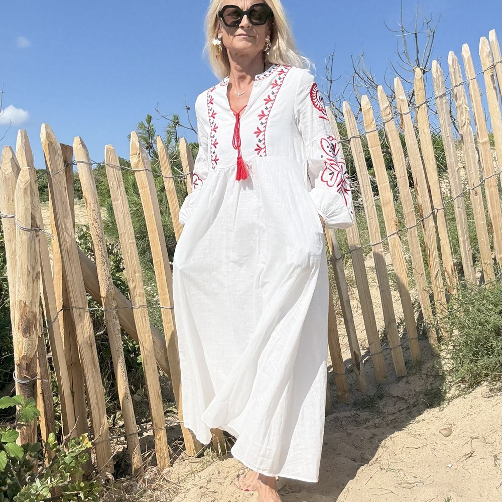 Robe Longue Bohème Brodée Anais – Coton Blanc & Rouge, Doublée et Légère – Image 2