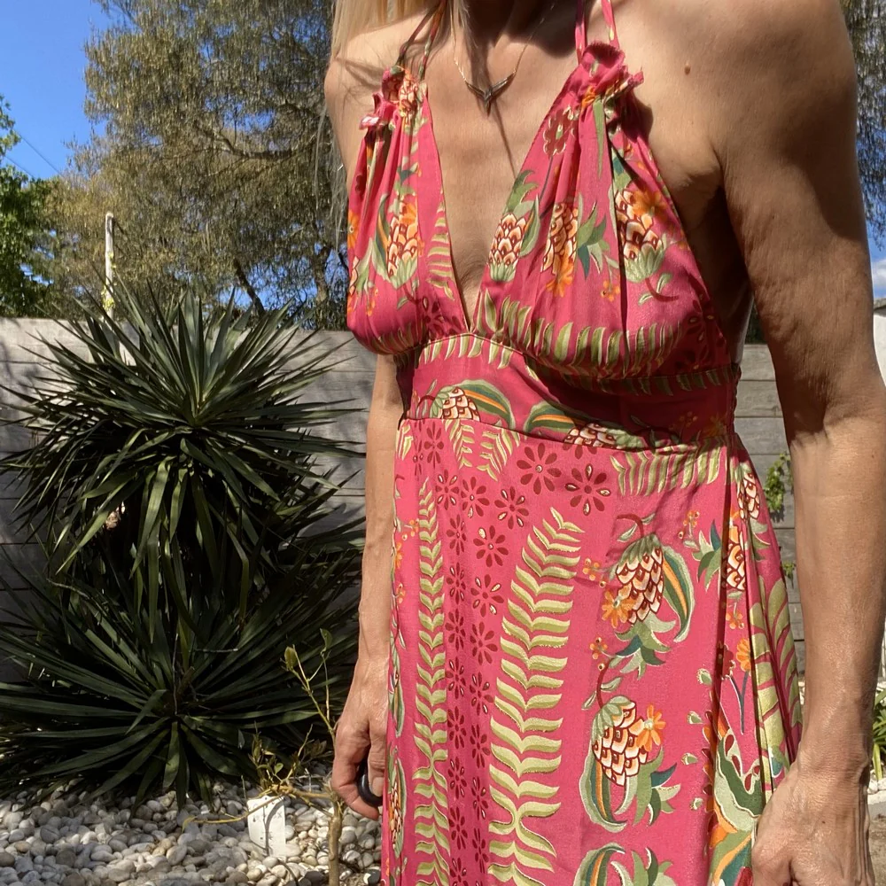 Robe longue fluide dos nu bohème Bornéo imprimé fleur rose et doré – Image 2
