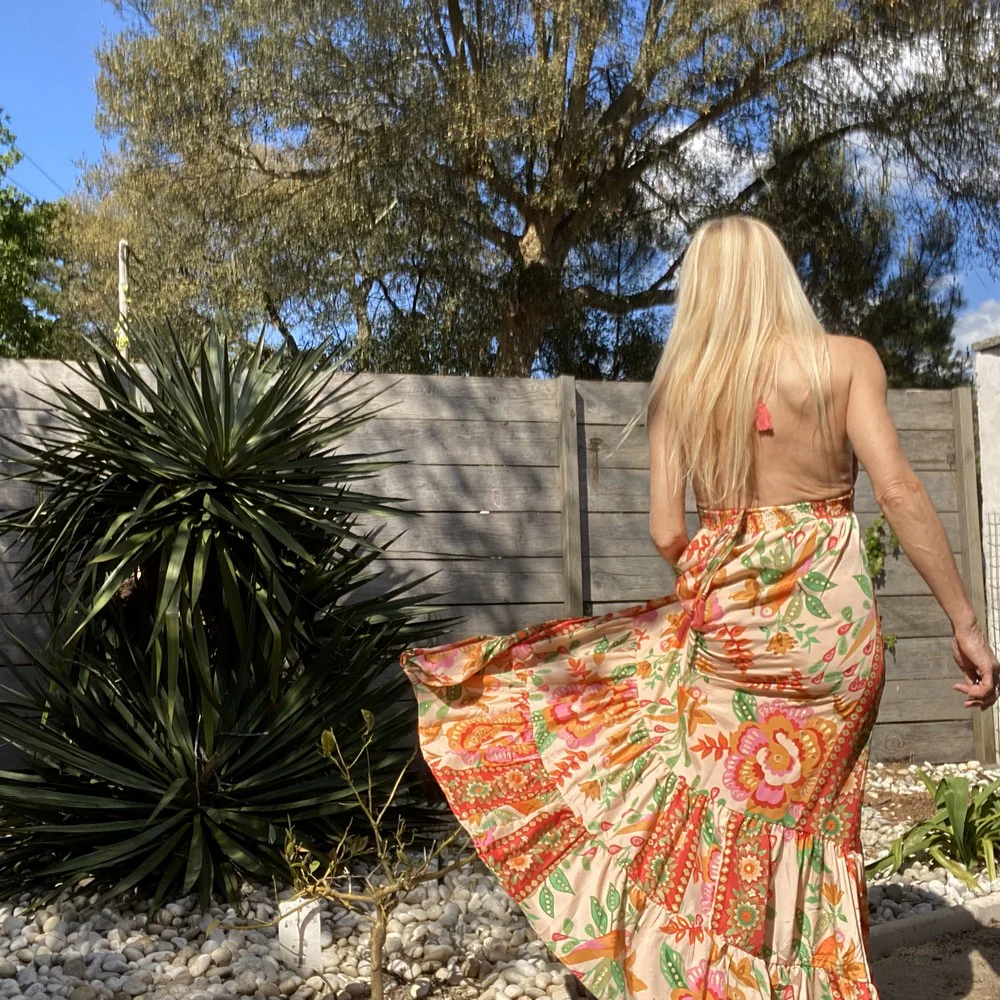 Robe longue fluide dos nu bohème Sumatra imprimé fleur orangée – Image 4