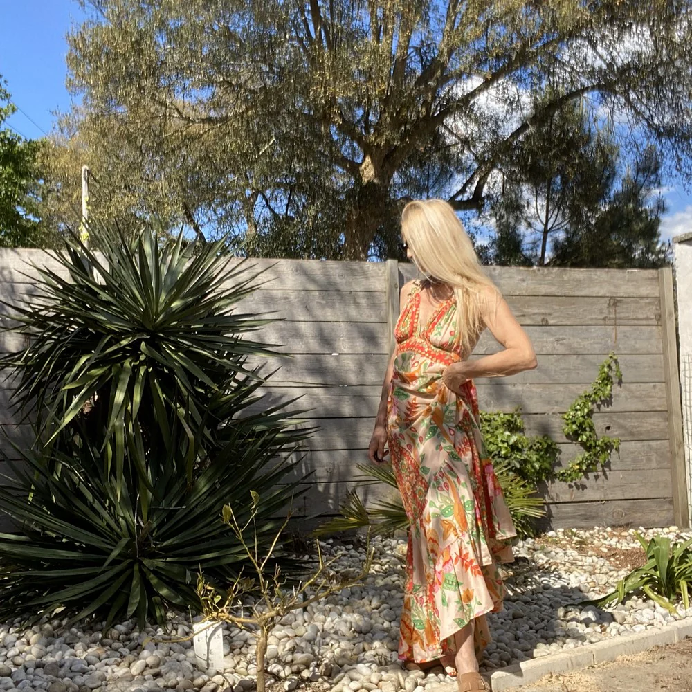 Robe longue fluide dos nu bohème Sumatra imprimé fleur orangée