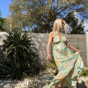 Robe longue fluide dos nu bohème Bali imprimé fleur et dorure