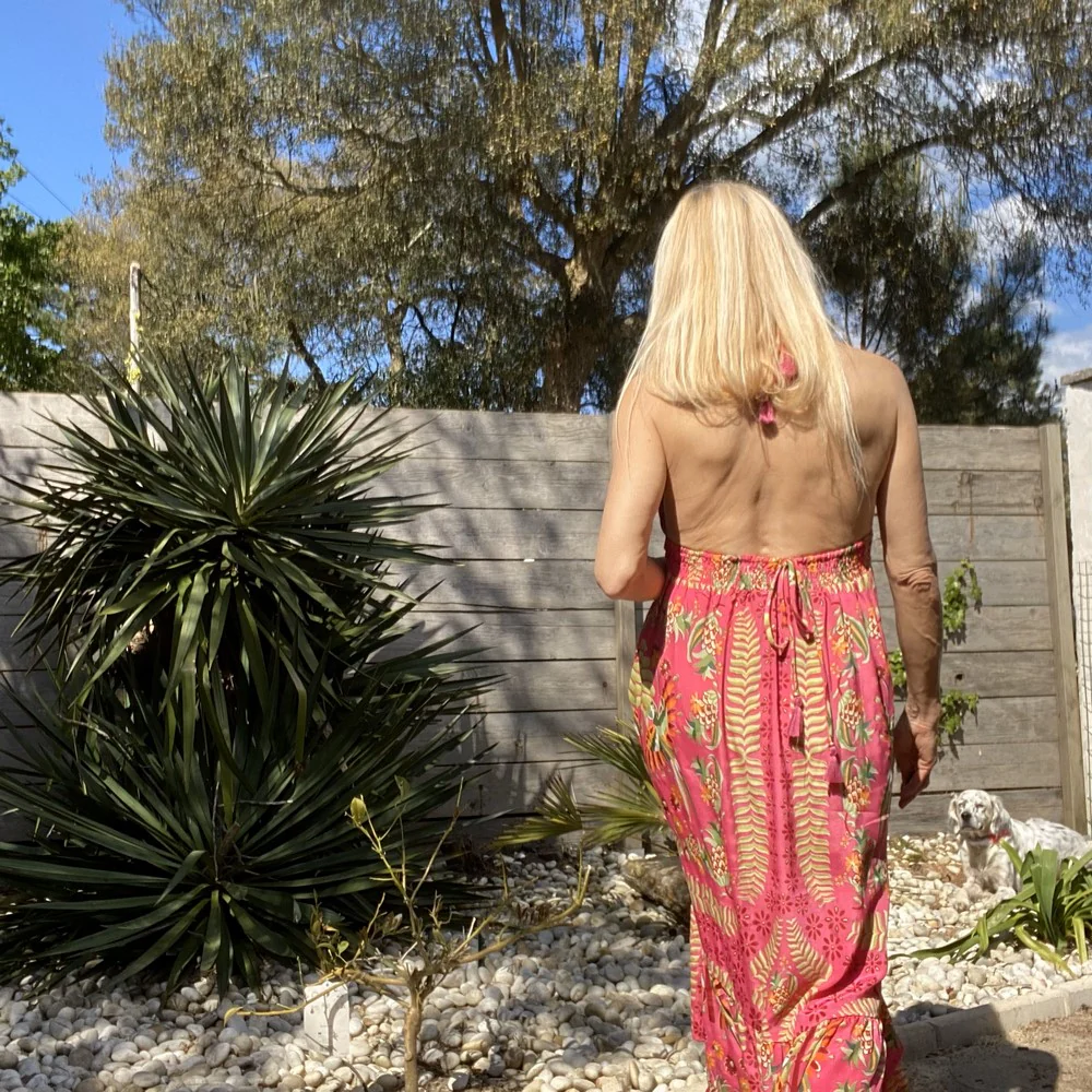 Robe longue fluide dos nu bohème Bornéo imprimé fleur rose et doré – Image 3