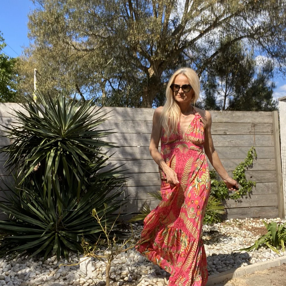 Robe longue fluide dos nu bohème Bornéo imprimé fleur rose et doré