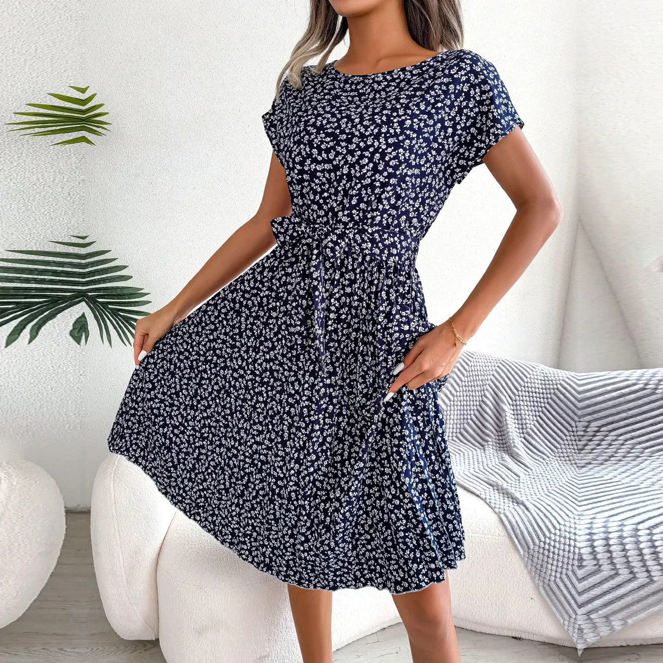 Robe d’Été à Motif Fleuri Bleu avec Coupe Aérée pour Femme | Idéale pour les Journées Chaudes – Image 2