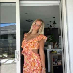 Robe Cintrée avec Volants et Détail Découpé pour Femme | Idéale pour le Printemps et l'Été